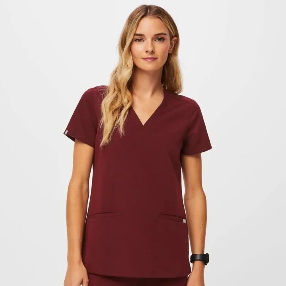 FIGS casma three pocket scrub top burgundy